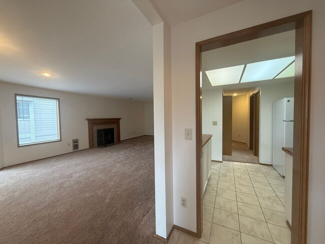 Building Photo - Spacious Juanita Condo with Parking!