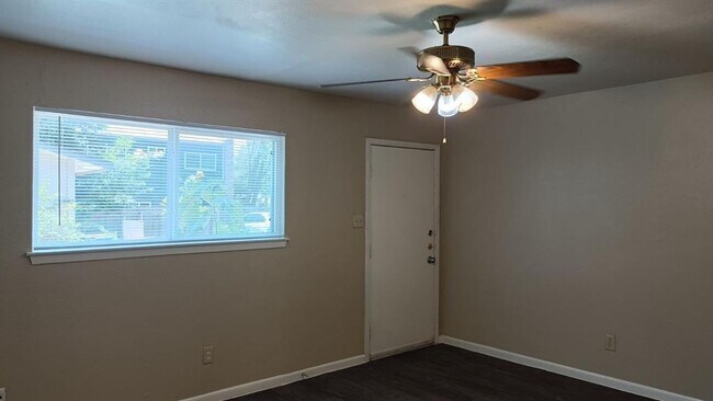 Foto del edificio - 700 Franklin Blvd