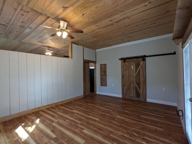 Building Photo - 193 S Valley Dr