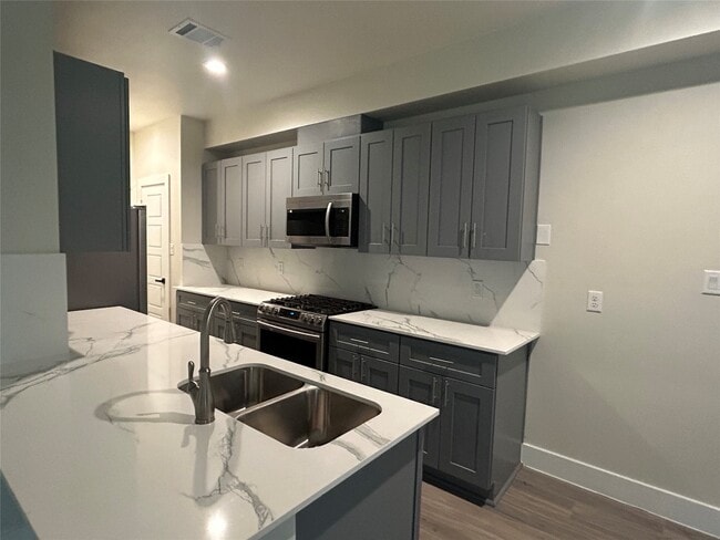 Foto del edificio - 5712 Harbrook Dr