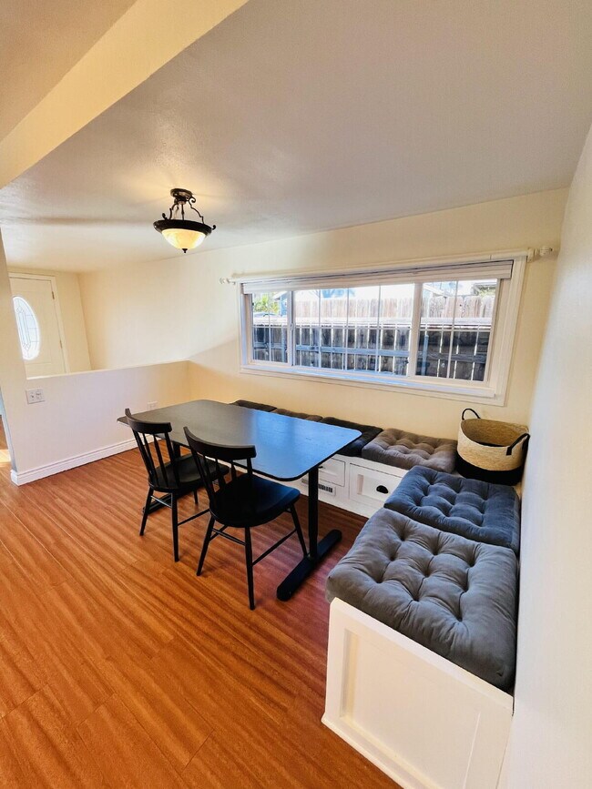 Foto del edificio - $3,000 - 2 Bed / 1 Bath House in Crest - Ready for Move in!