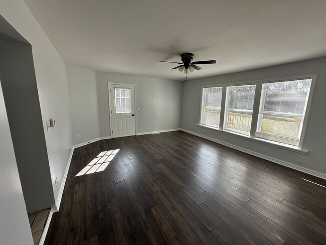 Building Photo - cute house available in Antioch!