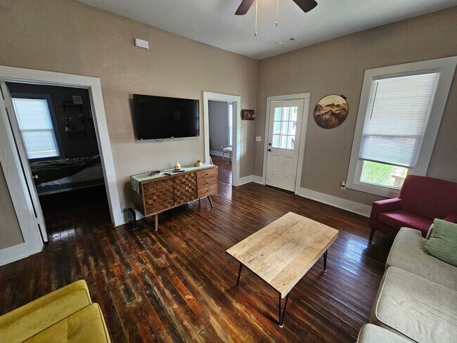 Building Photo - Nice 3 bedroom 2 bath home close to the U ...