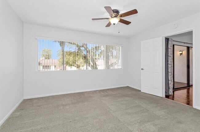 Foto del edificio - 12100 Melville Dr