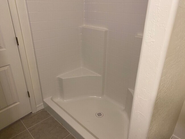 Building Photo - 2 Bedroom in a Gated Community