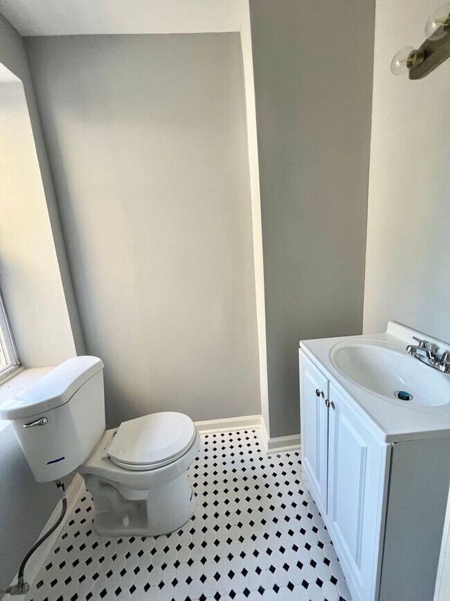 Foto del edificio - Recently rehabbed townhouse available in W...
