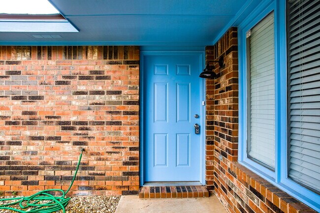 Building Photo - Fully updated 2 bedroom 2 bath 2 car garag...
