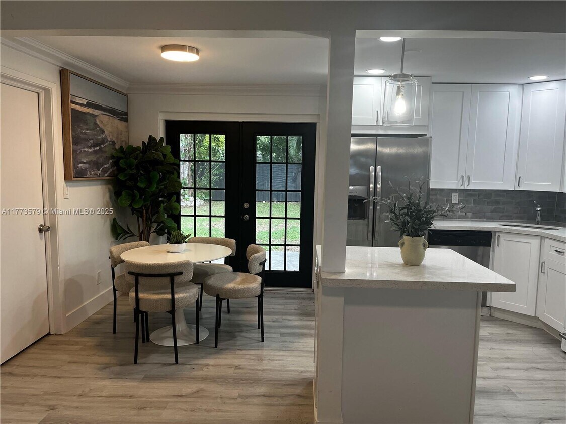 Foto principal - 5709 Douglas St