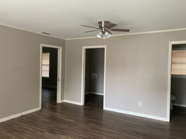 Building Photo - 2/2 with fenced yard and 2 living areas