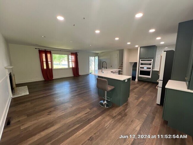 Building Photo - The Knolls Split Level Home