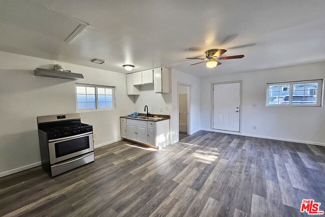 Foto del edificio - 19759 Roscoe Blvd