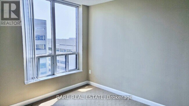 Photo du bâtiment - 33 Sheppard Ave E