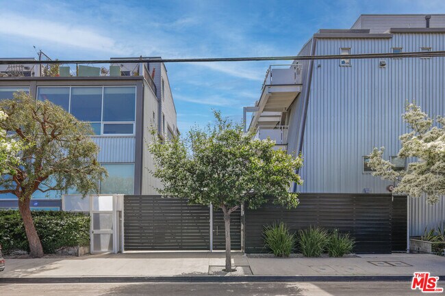 Foto del edificio - 615 Hampton Dr