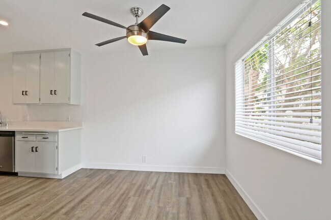 Building Photo - 847 6th St in Santa Monica  - steps to Mon...