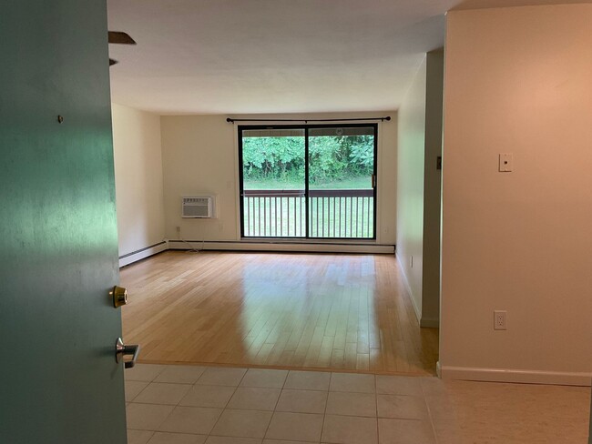 Building Photo - Large 2 bedroom rental with HEAT & HOT WAT...