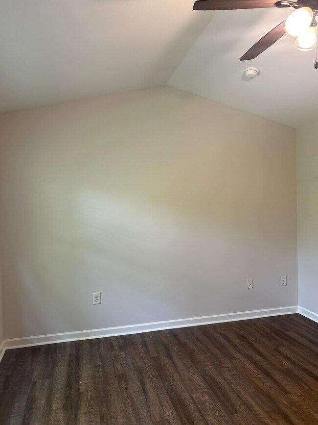 Foto del edificio - Three Bedroom Townhouse Available!