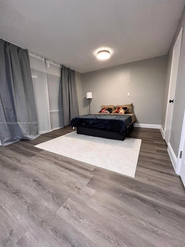 Foto del edificio - 301 NW 177th St