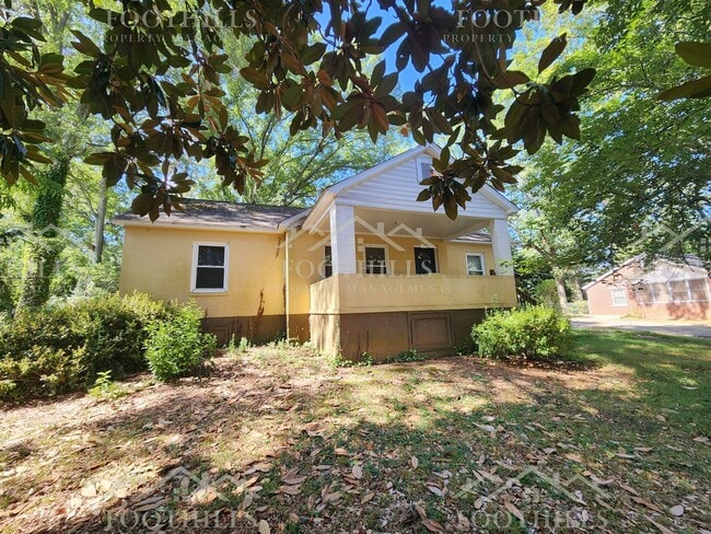 Building Photo - Charming 3-Bed, 2-Bath Home with Screened ...