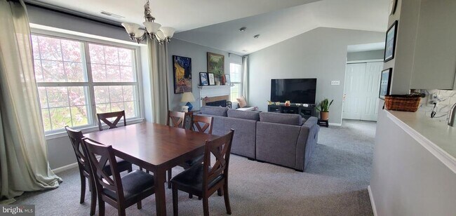 Foto del edificio - 665 Rose Hollow Dr