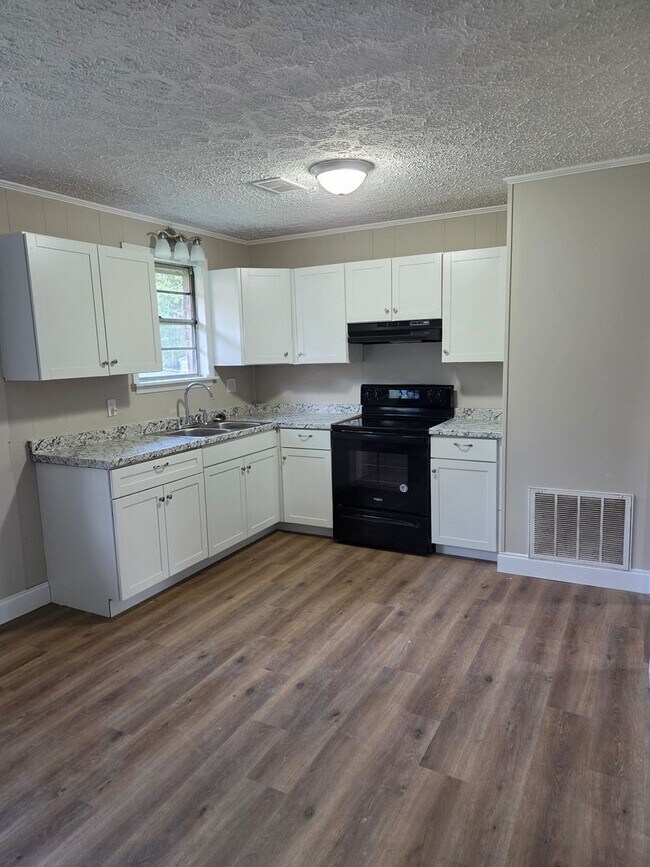 Foto del edificio - Fully Renovate Property Available for rent NOW!