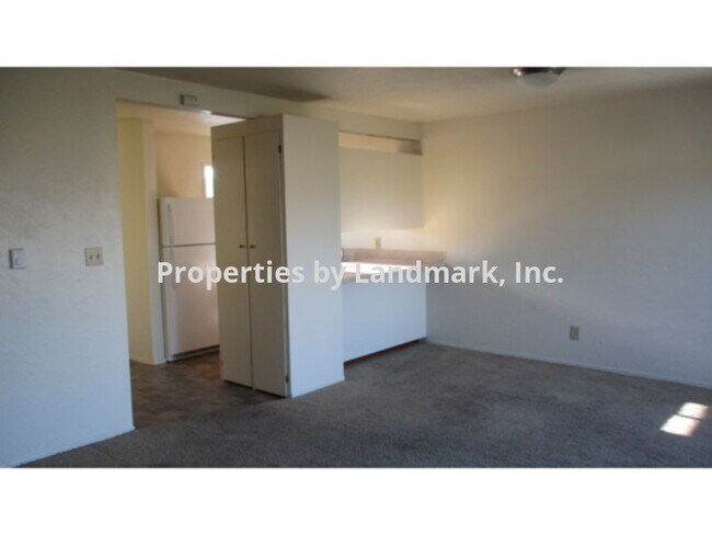 Foto del edificio - Application pending-Upstairs Studio Apartment