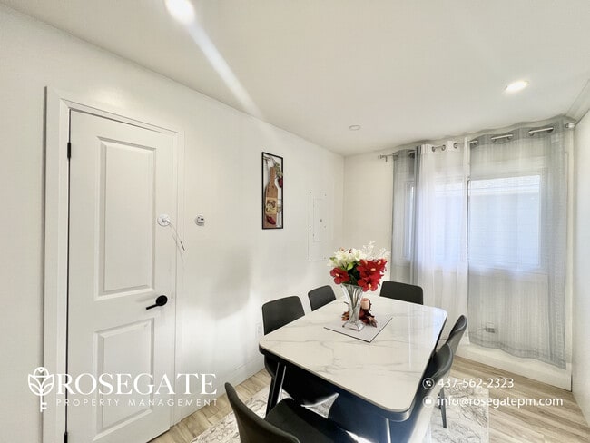 Photo du bâtiment - Charming 3-Bedroom Detached Home with Balc...