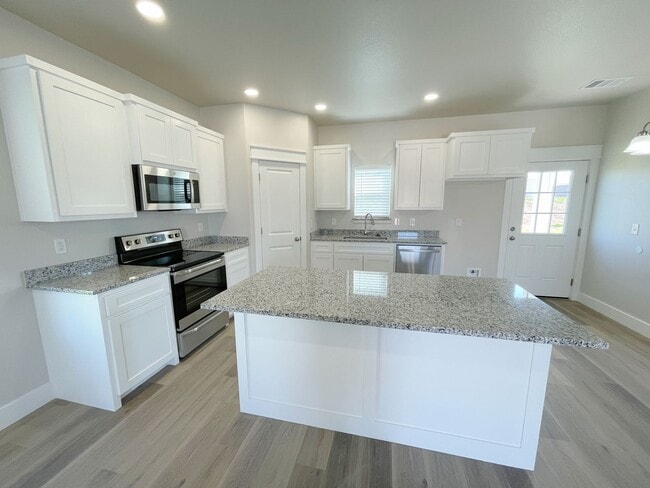 Building Photo - Beautiful 2/1 home in convenient location