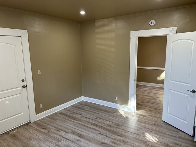 Building Photo - Charming 1-Bedroom, 1-Bathroom Ground Floo...