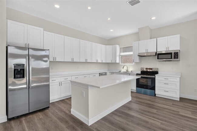 Foto del edificio - 3022 W Douglas St