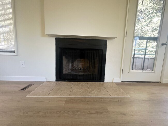 Foto del edificio - Lake Oswego Refreshed 2nd Story 2 bed/1 bath Condo- W/S/G Included