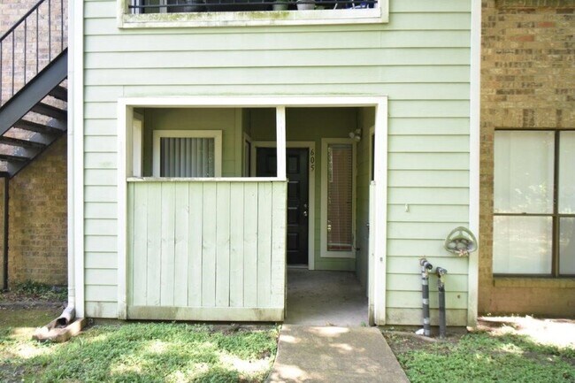 Foto del edificio - 6602 Harbor Town Dr