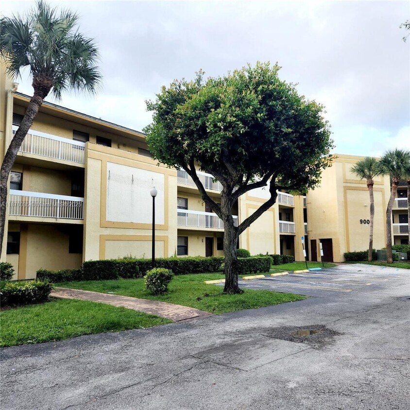 Foto principal - 9000 NW 28th Dr