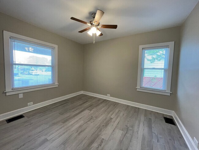 Building Photo - Newly Renovated Just For You!