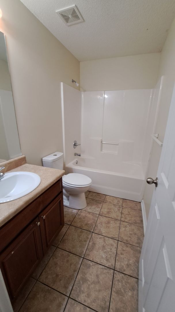 Foto del edificio - 221 Glade Ln