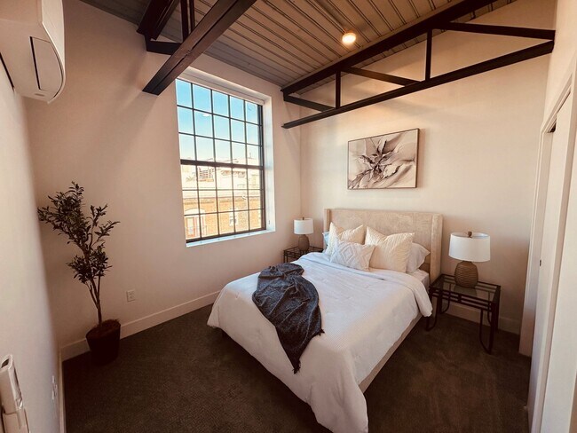 Foto del edificio - Fox Apartments, New One Bedroom Units, Dow...