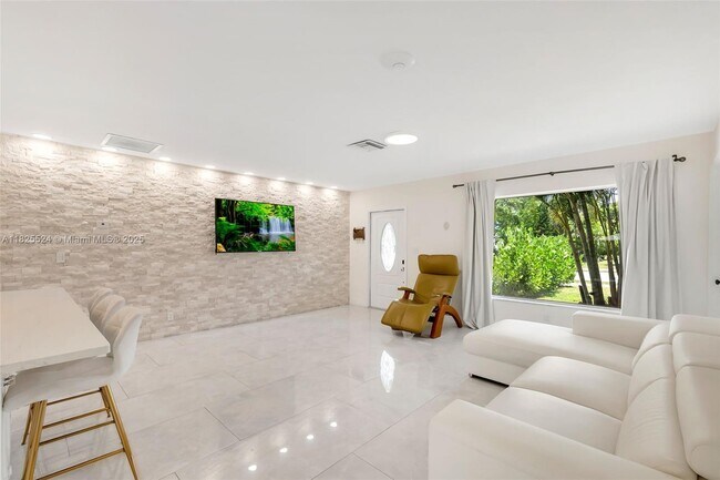 Foto del edificio - 754 NE 36th St