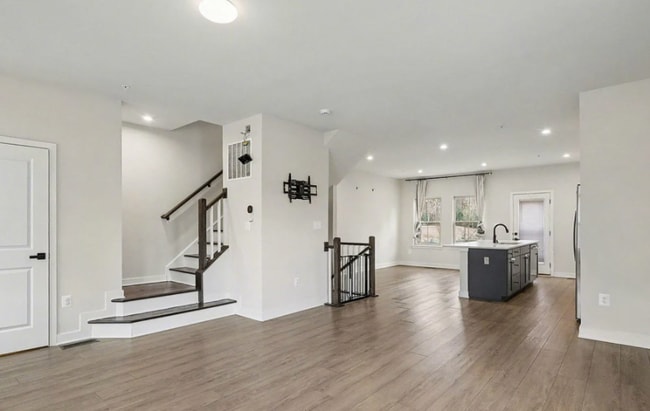 Building Photo - 6118 Northwest Dr