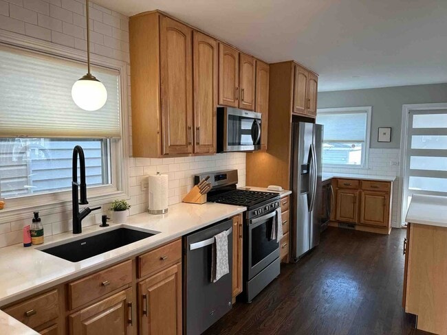 Building Photo - Spacious Main-Floor 2-Bedroom, 1.5-Bath Home