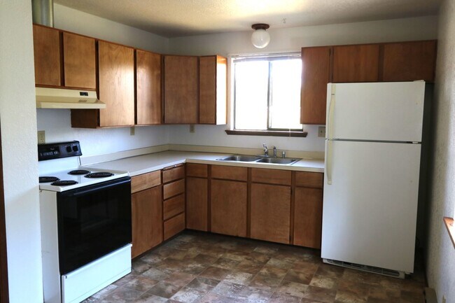 Building Photo - Charming 3 Bedroom Home
