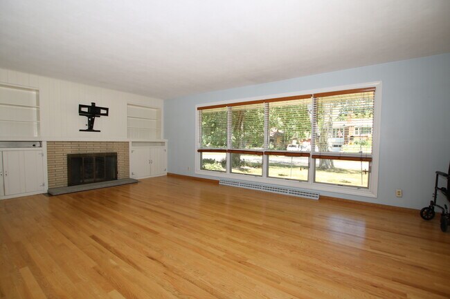 Building Photo - 430 Laurel Ave