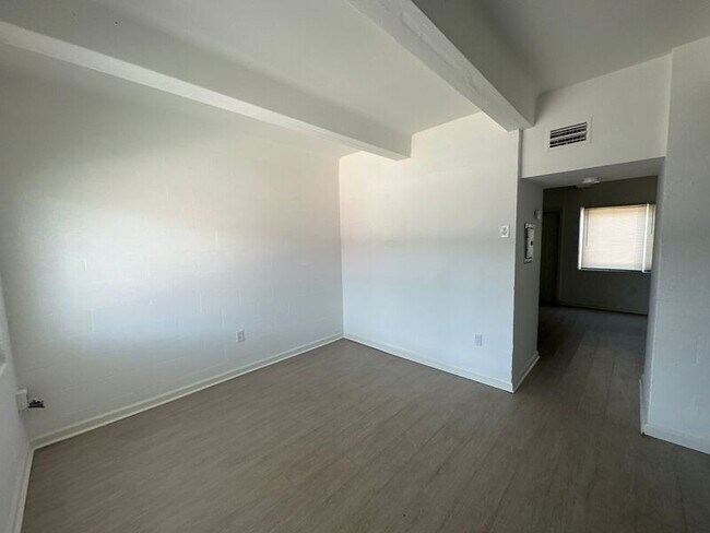 Foto del edificio - 827 E University Blvd