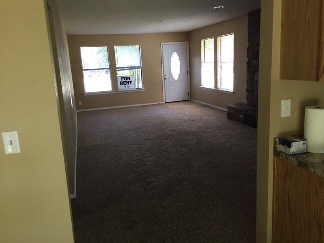 Living room - 704 E Toledo St