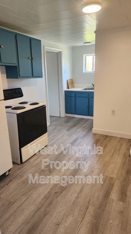 Building Photo - 237 Elm St