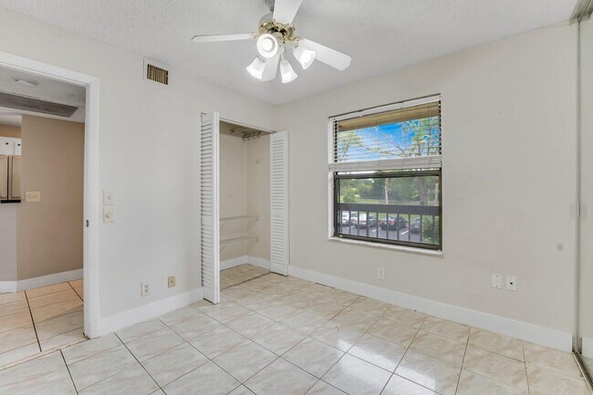 Foto del edificio - 21915 Lake Forest Cir