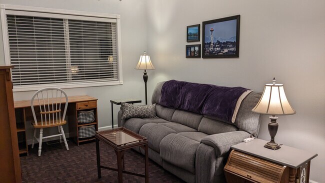 1 Bedroom, 3/4 Bath, Kitchenette/Dinning Room, Living Room Apt Above Garage - 308 17th Avenue Ct