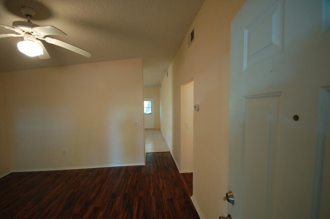 Foto del edificio - 4 Bedroom and a Nice Yard!!