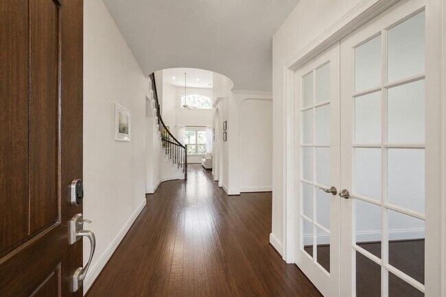 Building Photo - 6 S Wheatleigh Dr