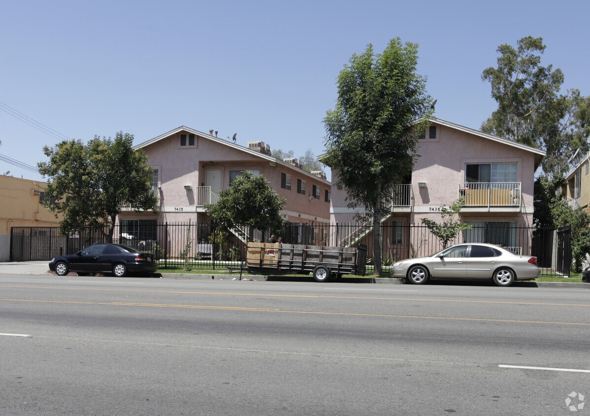 Foto del edificio - 7435 Vineland Ave
