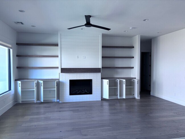 Building Photo - Beautiful 5 Bed 3.5 bath near Sunrise Valley Park In Washington.