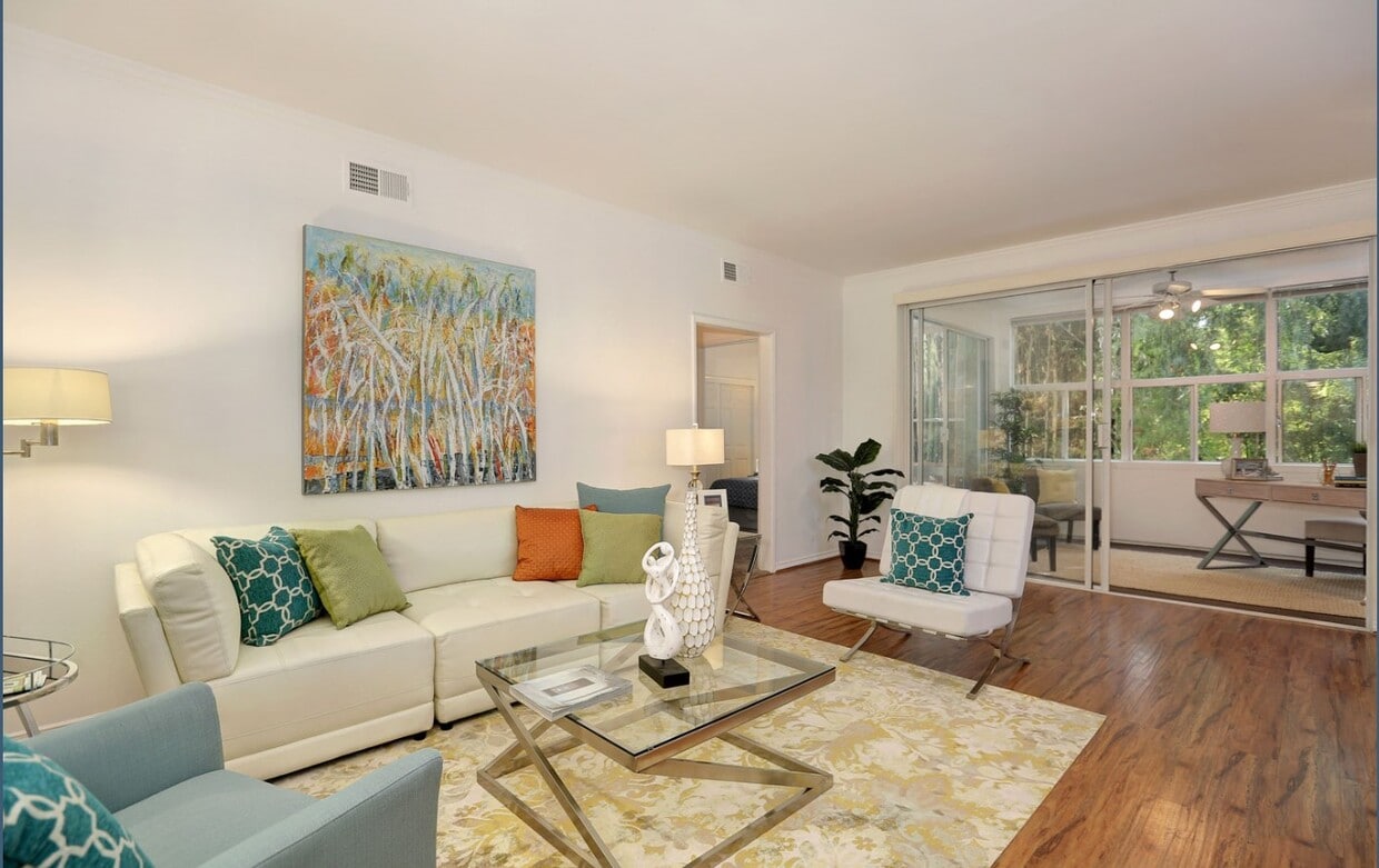 Living room, Den - 14144 Dickens St